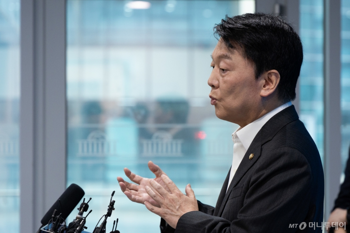 (서울=뉴스1) 유승관 기자 = 안철수 국민의힘 혁신위원장이 7일 서울 여의도 국회 소통관에서 기자회견을 열고 혁신위원장 사퇴 및 전당대회 출마를 밝힌 후 취재진 질문에 답하고 있다. 2025.7.7/뉴스1 Copyright © 뉴스1. All rights reserved. 무단 전재 및 재배포, AI학습 이용 금지. /사진=(서울=뉴스1) 유승관 기자