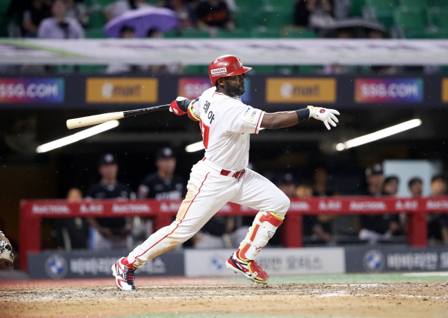 안타를 날리는 에레디아. /사진=SSG 랜더스 제공