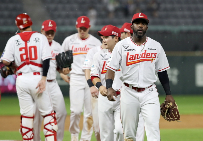 에레디아(오른쪽)가 승리 후 동료들과 세리머니를 한 뒤 더그아웃 쪽으로 향하고 있다. /사진=SSG 랜더스 제공