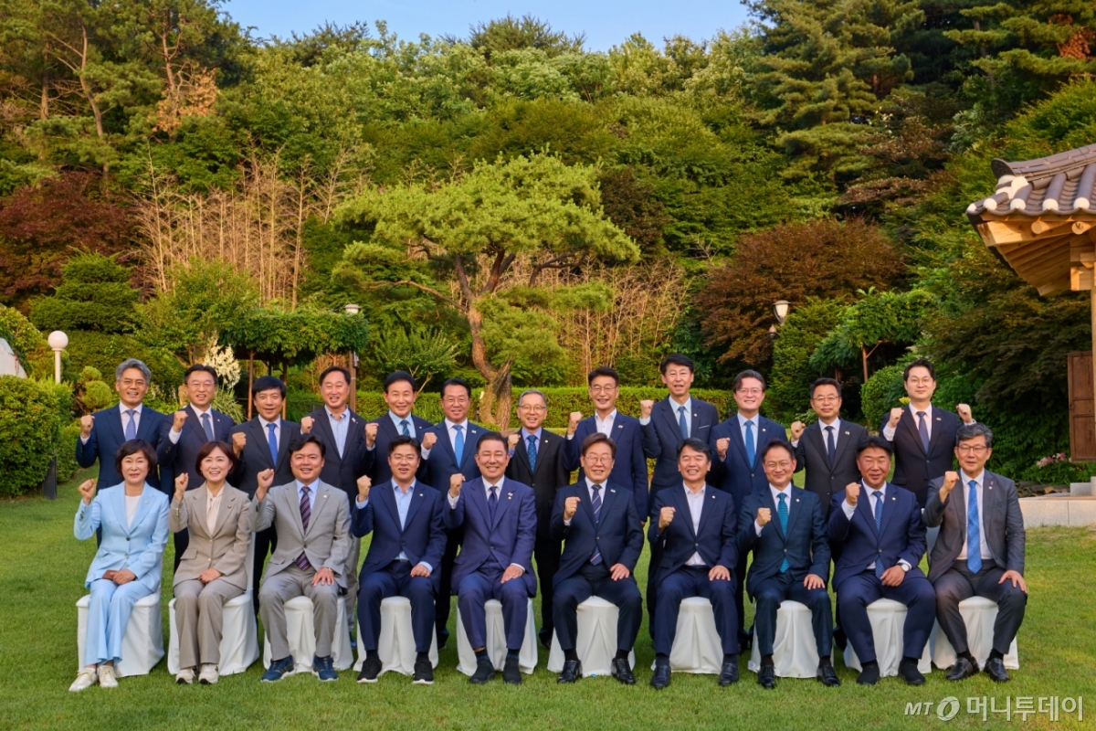 (서울=뉴스1) 허경 기자 = 이재명 대통령이 23일 서울 한남동 관저에서 김병기 원내대표 등 더불어민주당 신임 원내지도부와 가진 상견례를 겸한 만찬에서 기념촬영을 하고 있다. (대통령실 제공. 재판매 및 DB 금지) 2025.6.23/뉴스1 Copyright © 뉴스1. All rights reserved. 무단 전재 및 재배포, AI학습 이용 금지. /사진=(서울=뉴스1) 허경 기자