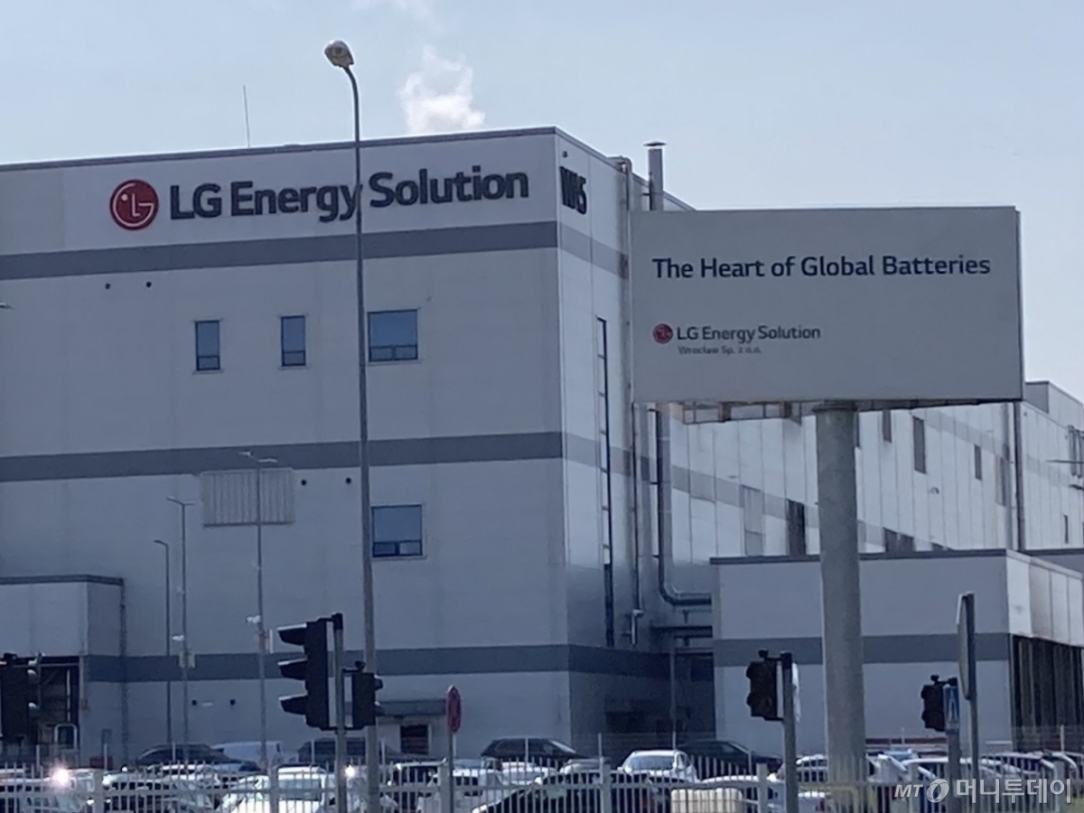 LG에너지솔루션 브로츠와프 공장에 적힌 "The Heart of Global Batteries" 문구. /사진=최경민
