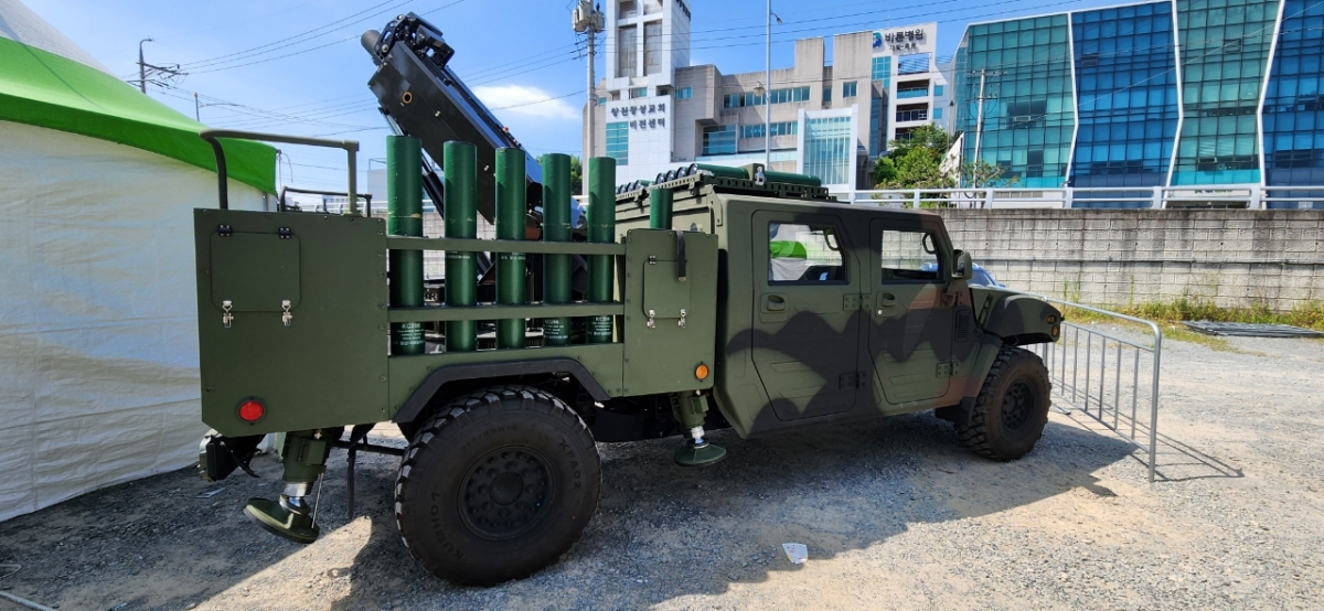 SNT다이내믹스가 야외부스에 전시한 소형전술차량 탑재형 120㎜ 박격포 체계./사진제공=SNT다이내믹스