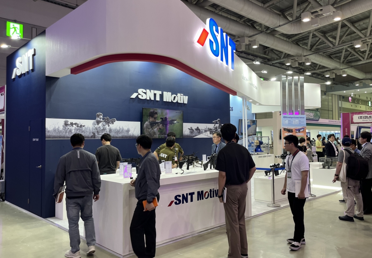 SNT모티브가 2025 방위산업 부품·소재 장비대전에 참가해 방위산업 핵심부품과 차세대 방산기술을 선보이고 있다./사진제공=SNT모티브
