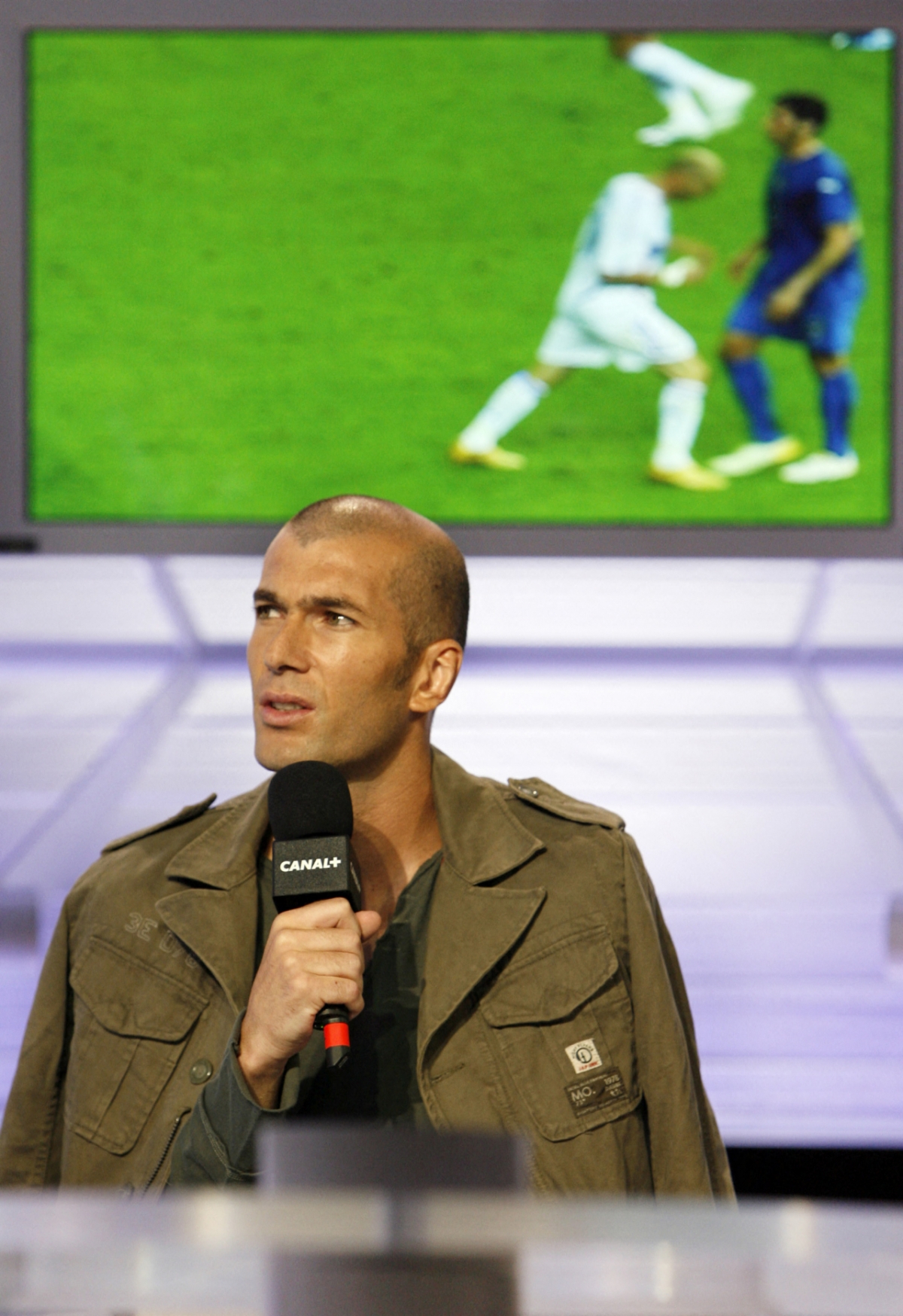 프랑스 축구 국가대표팀 주장이던 지네딘 지단이 박치기 사건 이후 2006년 7월12일(현지시간) 프랑스 채널 카날 플러스에 출연해 인터뷰하는 모습. /AFPNews=뉴스1