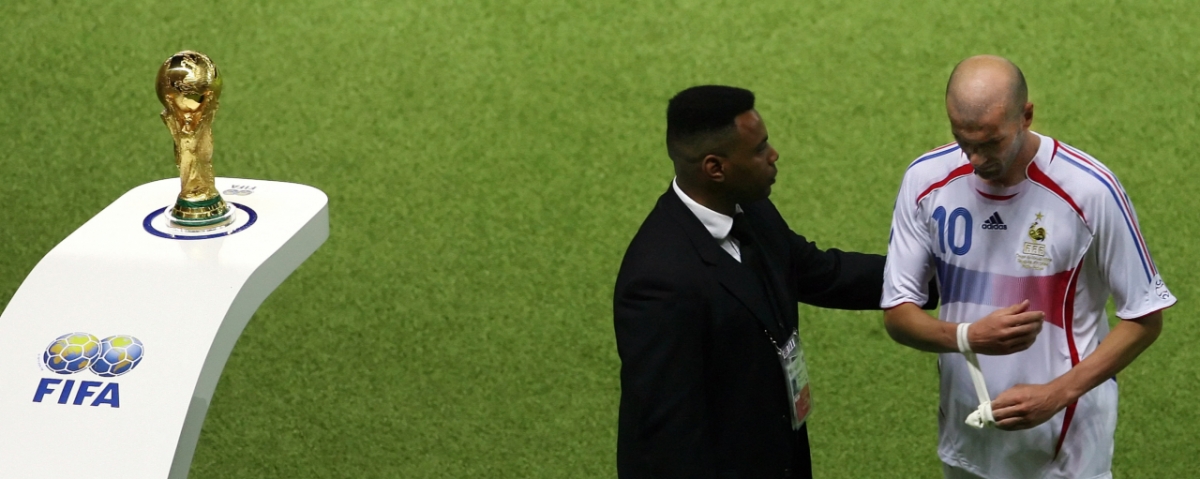 마지막 은퇴 경기인 2006 독일월드컵 결승에서 박치기 사건으로 레드카드를 받은 뒤 월드컵 트로피를 지나쳐 퇴장하는 지네딘 지단의 모습 /AFPNews=뉴스1