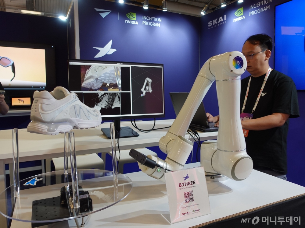 11일(현지시간) 프랑스 파리 '비바테크놀로지 2025'에 참가한 국내 스타트업 스카이인텔리전스 부스에서 제품을 3D 스캐닝하는 모습/사진=스카이인텔리전스