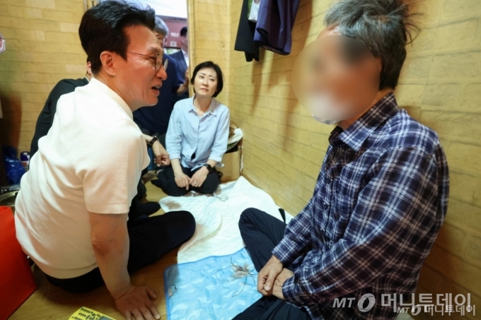 김민석 국무총리가 9일 대전 동구 쪽방촌을 방문해 독거 어르신과 대화하고 있다. /사진=뉴스1