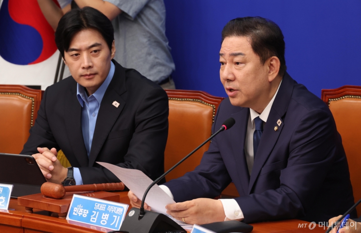 [서울=뉴시스] 조성봉 기자 = 김병기 더불어민주당 당대표 직무대행 겸 원내대표가 9일 오전 서울 여의도 국회에서 열린 최고위원회의에서 발언을 하고 있다. 2025.07.09. suncho21@newsis.com /사진=조성봉