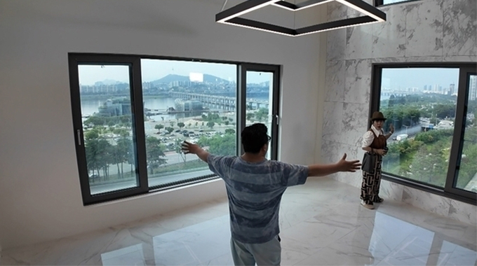 코미디언 조혜련과 윤정수가 '평당가 2억원' 시대를 연 서울 서초구의 '반포 래미안 원베일리'를 찾는다. /사진=MBC '구해줘! 홈즈'