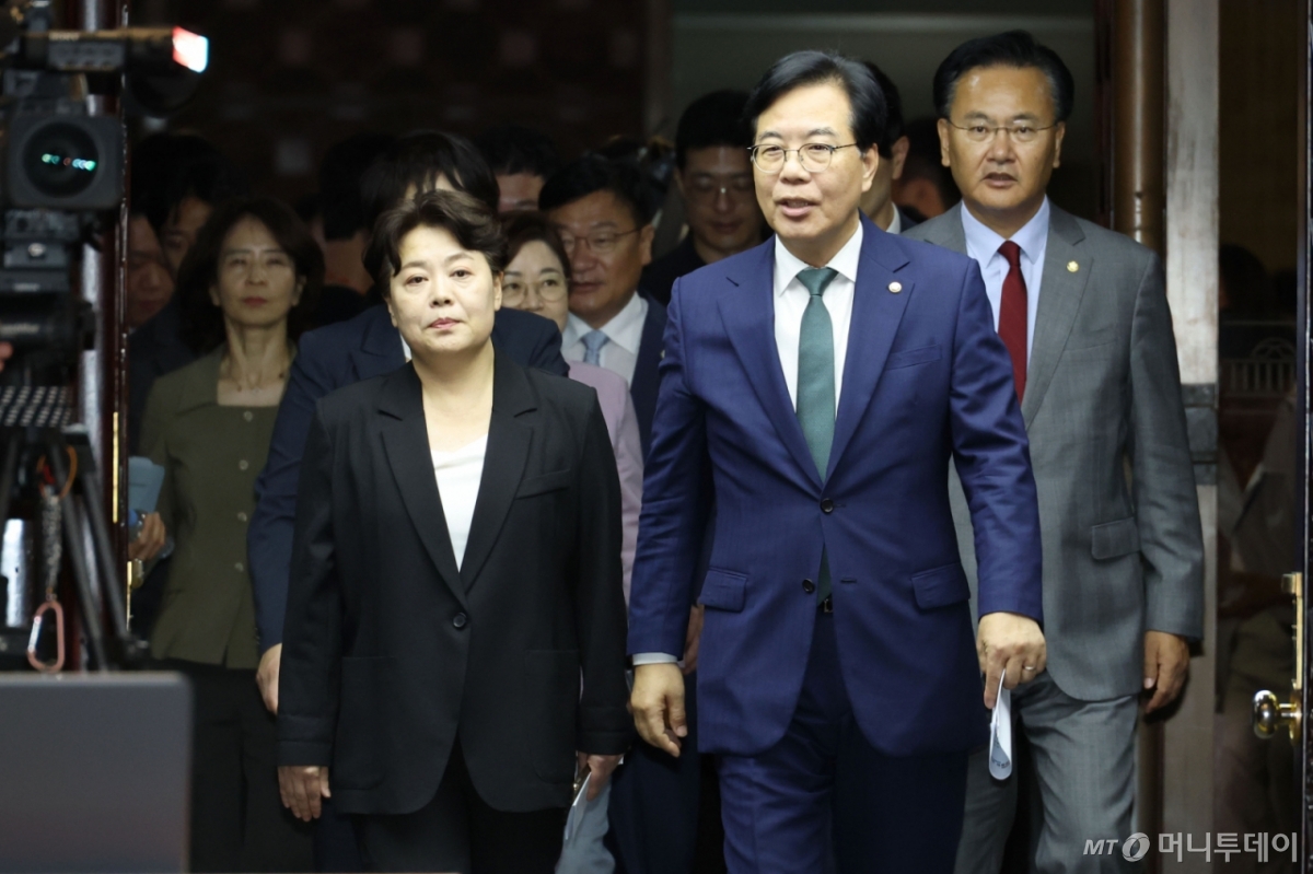 (서울=뉴스1) 이광호 기자 = 송언석 국민의힘 비상대책위원장 겸 원내대표와 윤희숙 혁신위원장이 9일 오후 서울 여의도 국회에서 열린 의원총회에 참석하고 있다. 2025.7.9/뉴스1  Copyright © 뉴스1. All rights reserved. 무단 전재 및 재배포,  AI학습 이용 금지. /사진=(서울=뉴스1) 이광호 기자