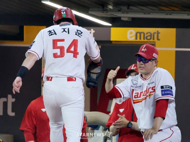 8일 경기 7회 득점한 최지훈(왼쪽)에게 이숭용 감독이 엄지를 치켜세우며 독려하고 있다. /사진=강영조 선임기자