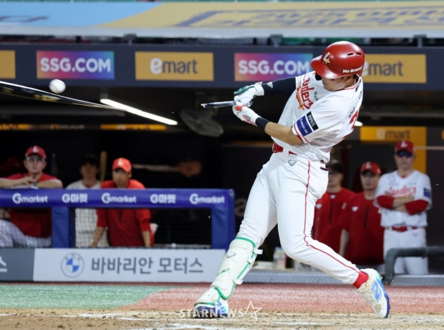 6회말 홈런을 터뜨리는 한유섬. /사진=강영조 선임기자