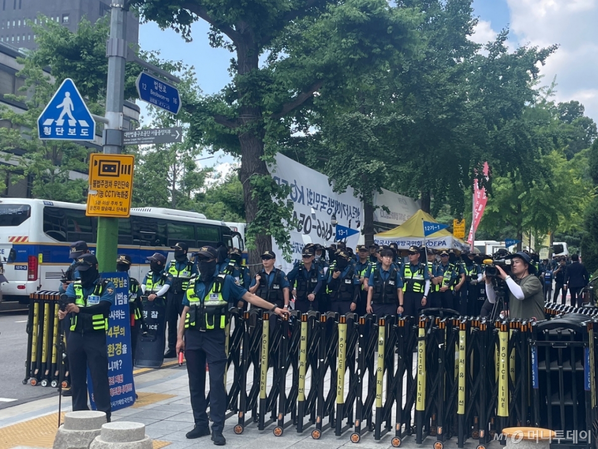 9일 오후 서울 서초구 서울중앙지법 인근 윤석열 전 대통령 지지 집회가 열렸다. 경찰은 집회 장소와 법원 사이 구간에 바리케이드를 설치했다./사진=이현수 기자.