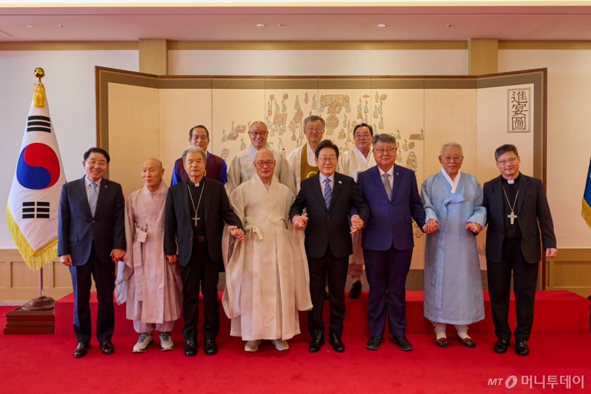 [서울=뉴시스] 이재명 대통령이 9일 서울 용산 대통령실에서 열린 종교 지도자 초청 오찬 간담회에서 참석자들과 기념촬영을 하고 있다.   앞줄 왼쪽부터 김종생 한국기독교교회 협의회 총무, 천태종 총무원장 덕수스님, 이용훈 한국천주교 주교회의 의장주교, 대한불교조계종 총무원장 진우스님, 이 대통령, 김종혁 한국교회총연합회 대표회장, 최종수 성균관장, 정순택 서울대교구 교구장 대주교. 뒷줄 왼쪽부터 박인준 천도교 교령, 태고종 총무원장 상진스님 , 나상호 원불교 교정원장, 김령하 한국민족종교협의회 회장. (사진=대통령실 제공) 2025.07.09. photo@newsis.com *재판매 및 DB 금지 /사진=