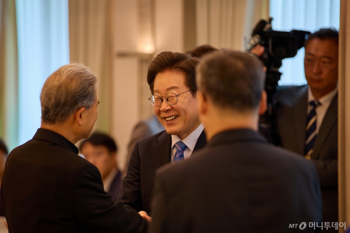 (서울=뉴스1) 허경 기자 = 이재명 대통령이 9일 서울 용산 대통령실에서 열린 종교 지도자 초청 오찬 간담회에서 참석자들과 인사하고 있다. (대통령실 제공. 재판매 및 DB 금지) 2025.7.9/뉴스1  Copyright © 뉴스1. All rights reserved. 무단 전재 및 재배포,  AI학습 이용 금지. /사진=(서울=뉴스1) 허경 기자