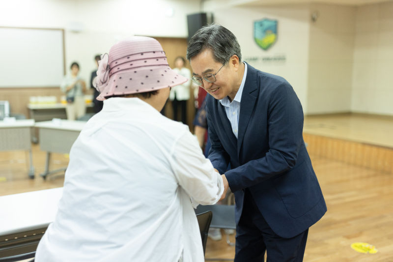 9일 오후 캠프그리브스 DMZ체험관에서 김동연 경기도지사가 대성동 주민과 인사를 하고 있다. /사진제공=경기도