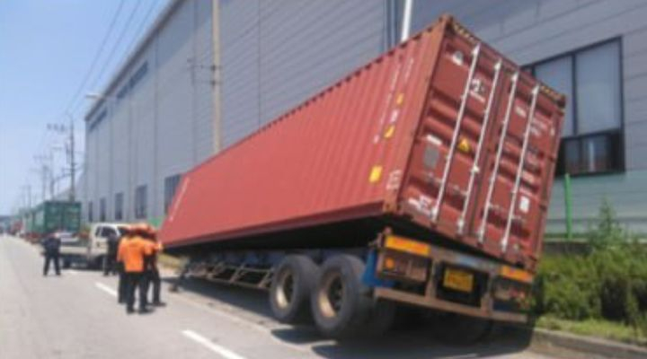 9일 오후 경기 평택 평택국제자동차부두 인근 도로에서 싱크홀(땅꺼짐) 현상이 발생해 트레일러가 기울어졌다./사진=뉴시스(경기도소방재난본부 제공)