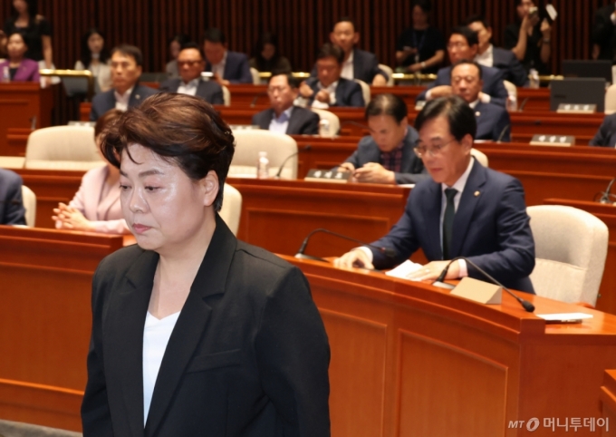 윤희숙 국민의힘 혁신위원장이 9일 서울 여의도 국회에서 열린 긴급의원총회에서 발언을 위해 연단으로 향하고 있다. 2025.07.09. /사진=뉴시스 /사진=고승민