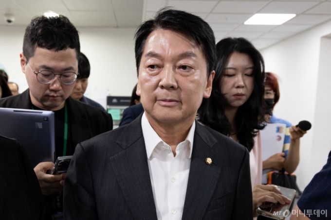 안철수 국민의힘 혁신위원장이 7일 서울 여의도 국회 소통관에서 기자회견을 열고 혁신위원장 사퇴 및 전당대회 출마를 밝힌 후 기자회견장을 나서고 있다. 2025.7.7/사진=뉴스1 /사진=(서울=뉴스1) 유승관 기자
