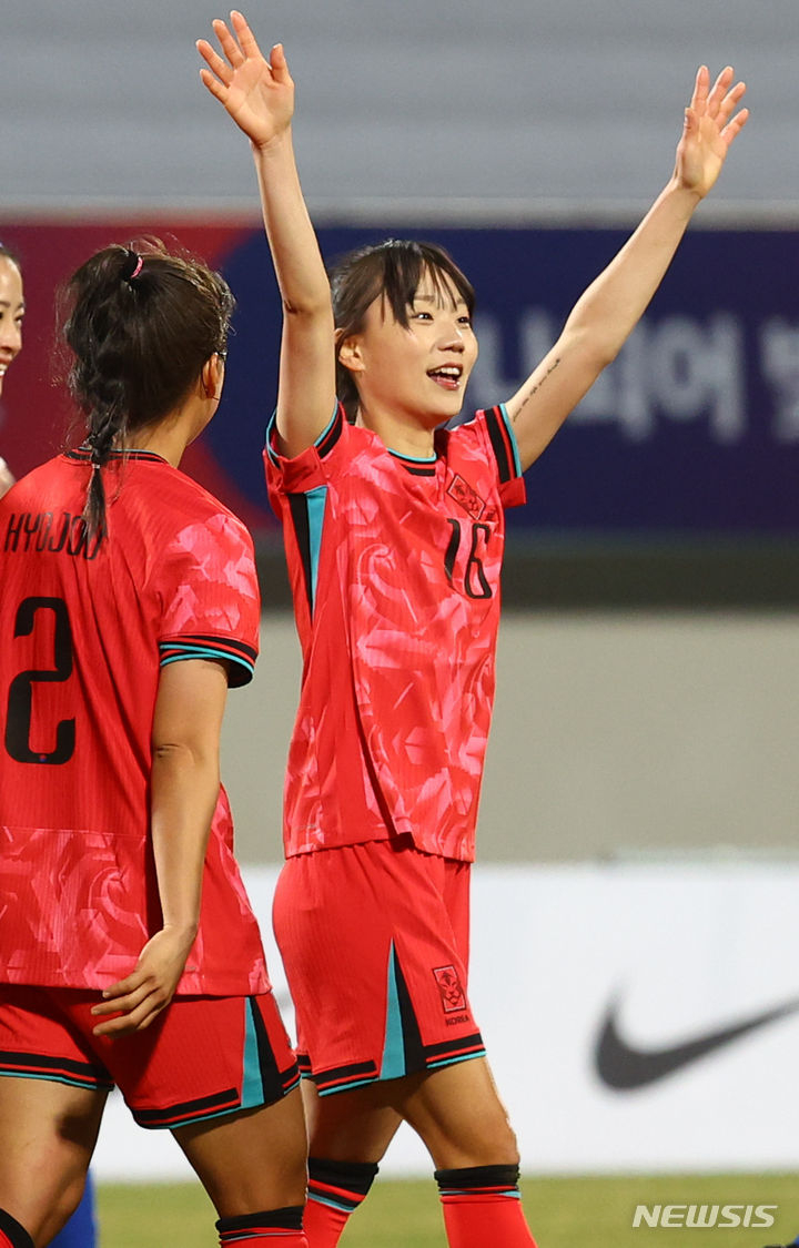 장슬기(16번)가 두 팔을 들어올리고 있다. /사진=뉴시스