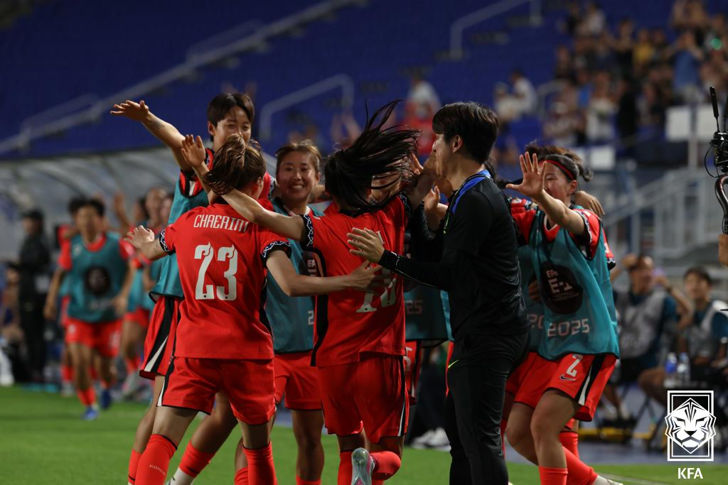 한국 여자대표팀 선수들이 9일 오후 8시 수원월드컵경기장에서 열린 2025 동아시아축구연맹(EAFF) E-1 챔피언십(동아시안컵) 1차전에서 동점골을 넣고 기뻐하고 있다. /사진=대한축구협회 제공