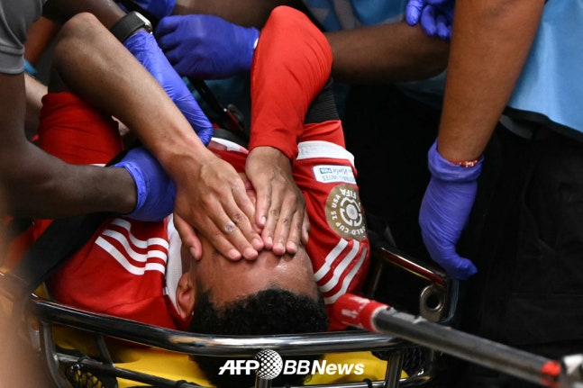 바이에른 뮌헨 공격수 자말 무시알라가 6일(한국시간) 미국 조지아주 애틀랜타의 메르세데스 벤츠 스타디움에서 열린 2025 국제축구연맹(FIFA) 클럽 월드컵 8강 파리 생제르맹(PSG)전에서 상대 골키퍼와 충돌로 다리가 뒤틀리는 부상을 당한 뒤 들것에 실려 병원으로 후송되고 있다. 바이에른 뮌헨 구단은 발목 탈구로 인한 종아리뼈 골절 진단을 받았다고 발표했다. /AFPBBNews=뉴스1