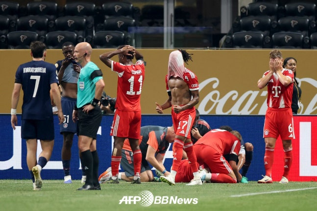 바이에른 뮌헨 동료들이 6일(한국시간) 미국 조지아주 애틀랜타의 메르세데스 벤츠 스타디움에서 열린 2025 국제축구연맹(FIFA) 클럽 월드컵 8강 파리 생제르맹(PSG)전에서 자말 무시알라의 부상 상태를 확인한 뒤 머리나 얼굴을 감싸쥐며 충격에 빠진 모습. /AFPBBNews=뉴스1