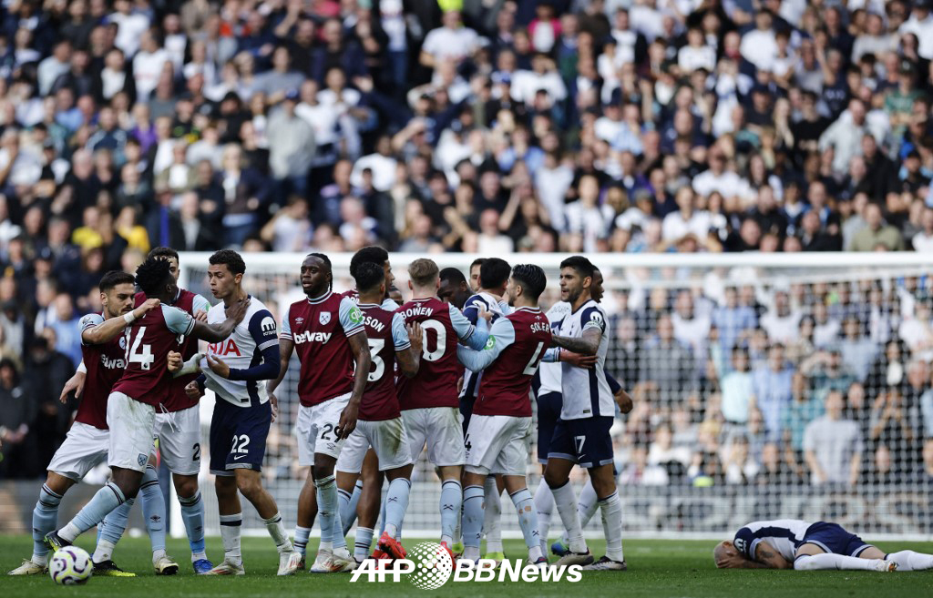 지난해 10월 영국 런던의 토트넘 홋스퍼 스타디움에서 열렸던 토트넘과 웨스트햄 유나이티드의 경기, 당시 웨스트햄 쿠두스(왼쪽 두 번째)의 폭력적인 행위로 어수선한 경기장 분위기. /AFPBBNews=뉴스1