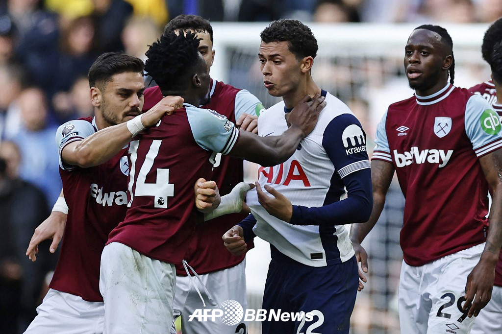 지난해 10월 영국 런던의 토트넘 홋스퍼 스타디움에서 열렸던 토트넘과 웨스트햄 유나이티드의 경기, 웨스트햄 쿠두스(왼쪽 두 번째)의 폭력적인 행동에 항의하는 토트넘 브레넌 존슨과 쿠두스를 말리고 있는 웨스트햄 선수들. /AFPBBNews=뉴스1