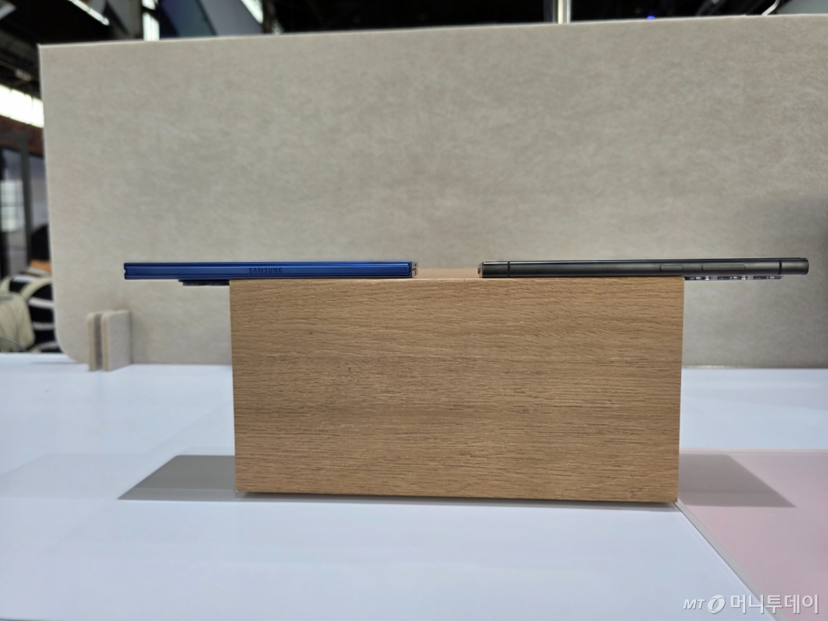 갤럭시Z폴드7(왼쪽)과 갤럭시S24울트라. /사진=심재현 특파원