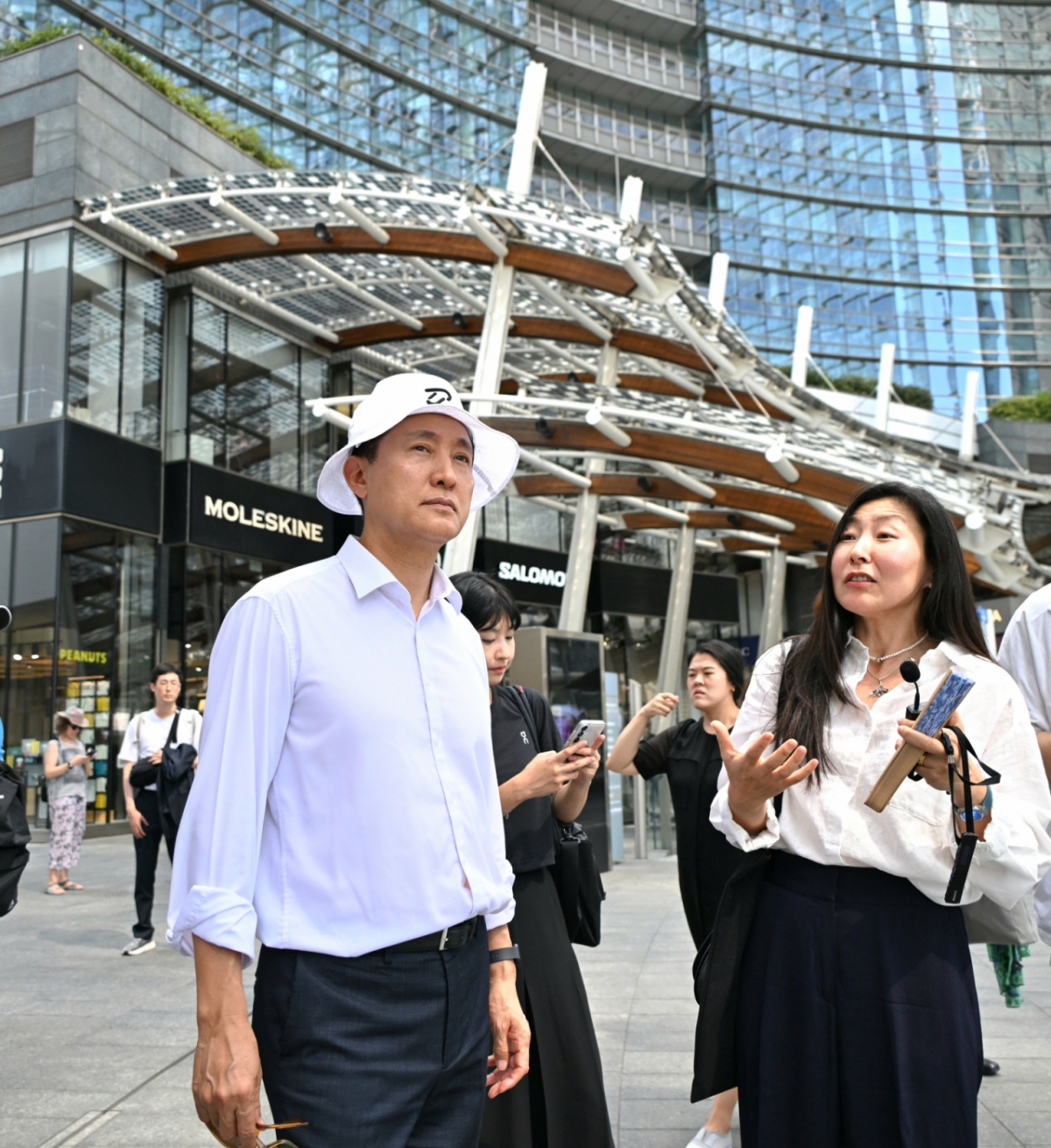 (서울=뉴스1) = 서울시는 오세훈 서울시장이 지난 4일~5일(현지시간) 밀라노의 도심 디자인 혁신 현장을 찾아 '디자인 서울'의 가치를 높일 방안을 찾고, 세계 디자인 수도 서울의 역할과 미래 발전 전략을 전파했다고 7일 밝혔다. 오세훈 서울시장이 지난 4일(현지시간) 밀라노의 도시공간 혁신사례인 '포르타 누오바' 지구를 살피고 있다. (서울시 제공. 재판매 및 DB 금지) 2025.7.7/뉴스1 Copyright © 뉴스1. All rights reserved. 무단 전재 및 재배포, AI학습 이용 금지. /사진=(서울=뉴스1)