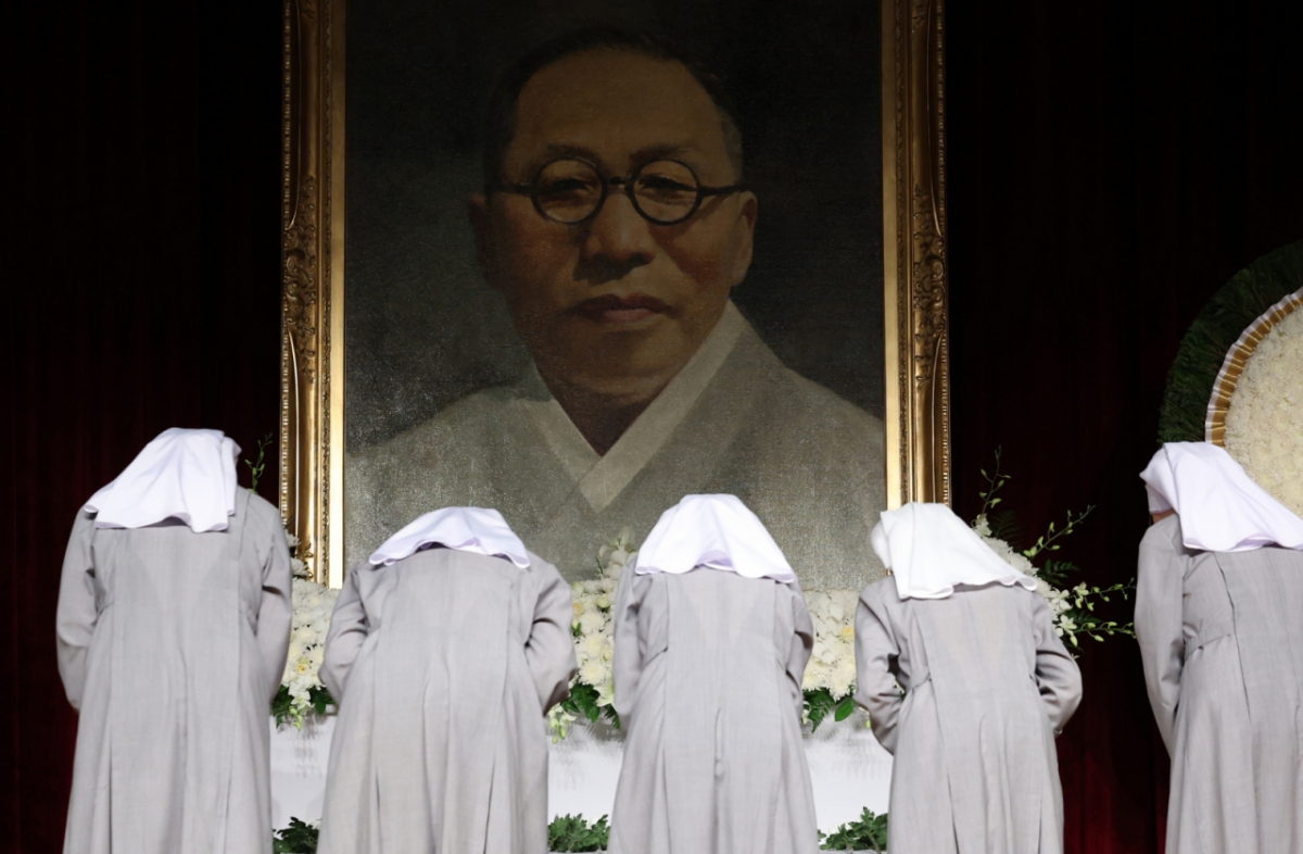 서울 용산구 백범김구기념관에서 열린 백범 김구 선생 제76주기 추모식에서 수녀들이 헌화하고 있다.  /사진=뉴시스
