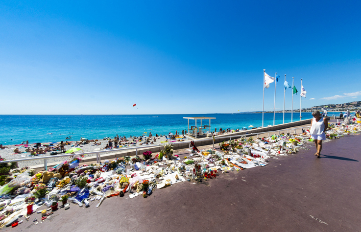 프랑스 니스 해변 앞에 테러 희생자들을 추모하기 위해 조화가 놓인 모습./사진=게티이미지뱅크 