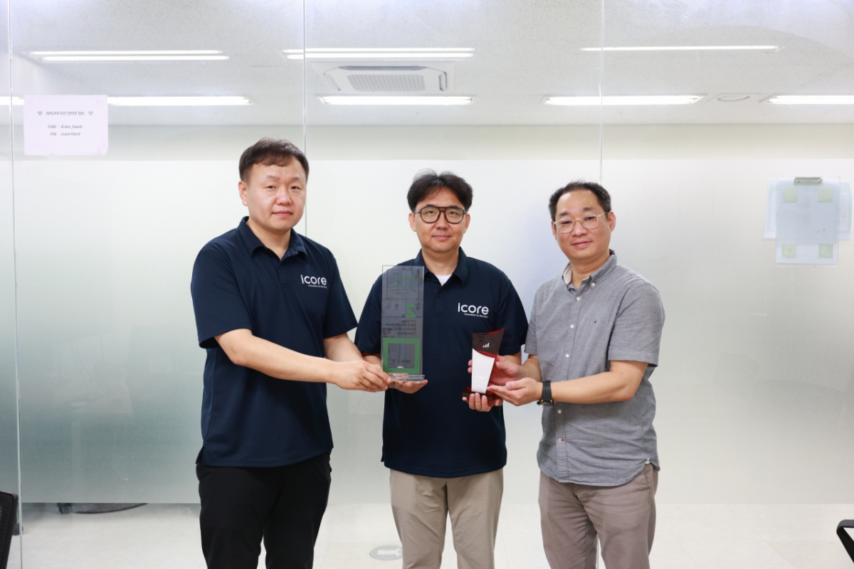 아이코어의 박도현 이사, 김효창 연구소장, 김종민 이사가 '인스펙트 어워드 2025' 상패와 '인비전 10대 혁신상' 상패를 들고 기념사진을 찍고 있다. /사진=아이코어