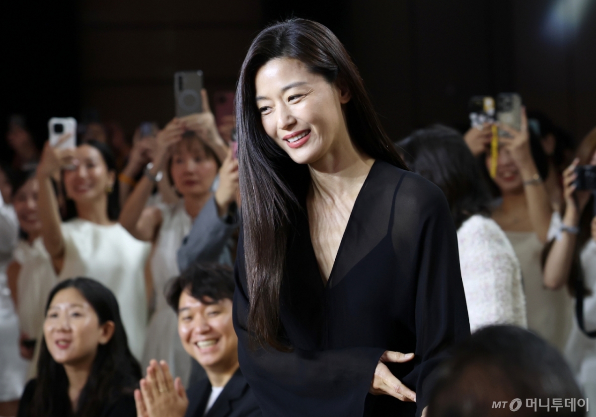 (서울=뉴스1) 권현진 기자 = 배우 전지현이 11일 서울 중구 그랜드 하얏트 서울에서 열린 멀츠 에스테틱스의 울쎄라피 프라임™ 아시아퍼시픽 앰배서더 공개 행사에 참석하고 있다. 2025.7.11/뉴스1  Copyright © 뉴스1. All rights reserved. 무단 전재 및 재배포,  AI학습 이용 금지. /사진=(서울=뉴스1) 권현진 기자