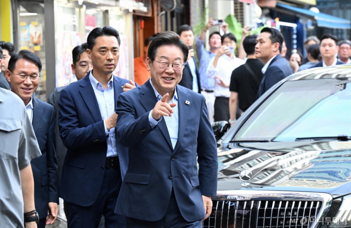 [서울=뉴시스] 최동준 기자 = 이재명 대통령이 11일 외식 행사를 위해 서울 종로구 한 식당으로 걸어서 이동하고 있다.  이 대통령은 SNS에 식사 계획을 알리며 "이처럼 어려운 시기에 21일부터 시행되는 민생회복 소비쿠폰 정책이 내수 진작과 지역 경제 활성화에 활력을 불어넣길 기대한다"고 밝혔다. (대통령실통신사진기자단) 2025.07.11. photocdj@newsis.com /사진=최동준