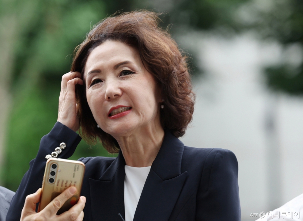  이진숙 사회부총리 겸 교육부 장관 후보자가 30일 오전 서울 여의도 한국교육시설안전원에 마련된 인사청문회 준비 사무실로 출근하던 중 취재진 질문에 답하고 있다. 2025.06.30. 