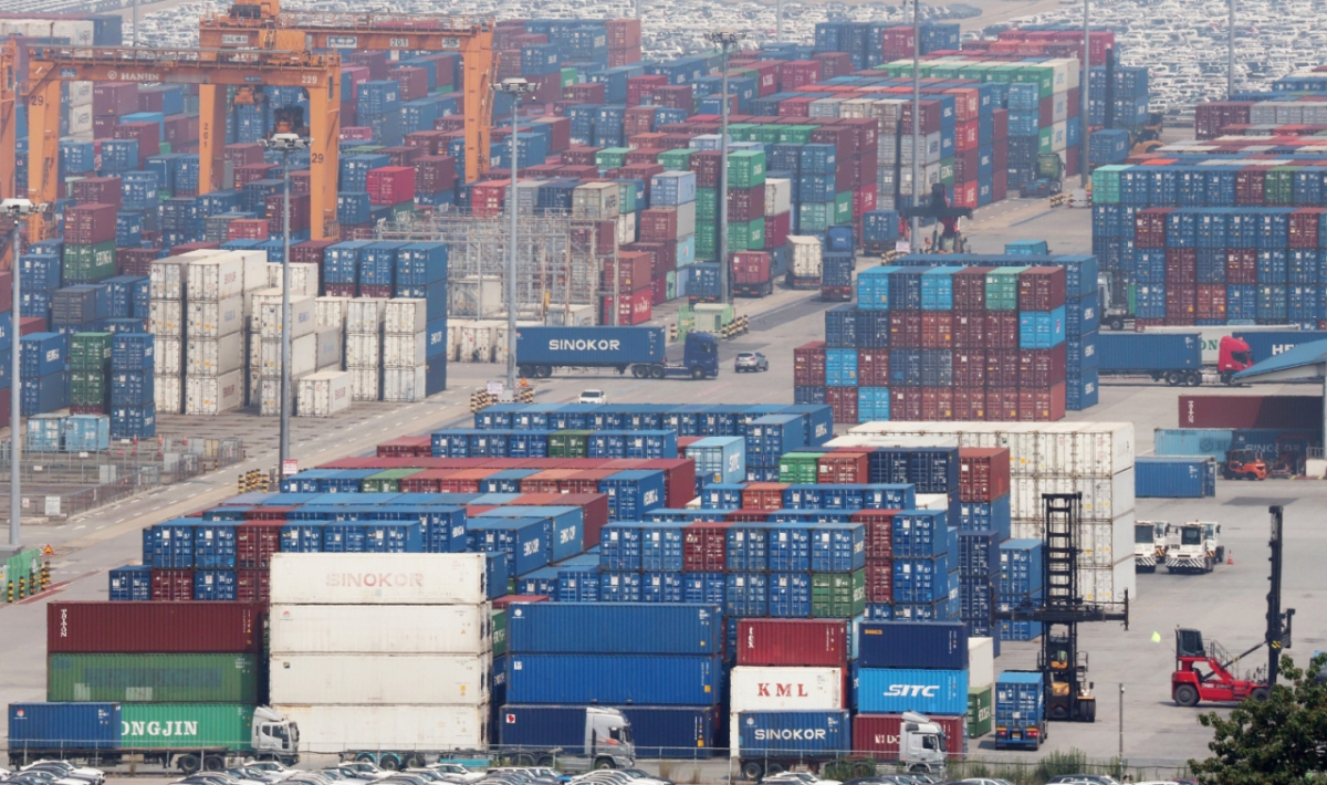 경기 평택시 포승읍 평택항에 수출용 컨테이너들이 세워져 있는 모습. 2025.7.8/뉴스1  Copyright © 뉴스1. All rights reserved. 무단 전재 및 재배포,  AI학습 이용 금지. /사진=뉴스1