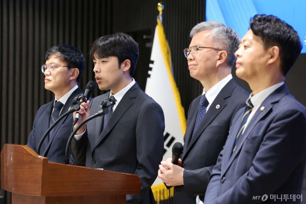  박주민 국회 보건복지위원장(왼쪽부터), 이선우 대한의과대학·의학전문대학원학생회 비상대책위원장, 김택우 대한의사협회장, 김영호 교육위원장이 12일 오후 서울 용산구 대한의사협회에서 의과대학 교육 정상화를 위한 공동 성명서를 발표하고 있다.  윤석열 정부의 의과대학 정원 확대 추진 등 의료 개혁 정책에 반발해 학교를 떠났던 의대생들이 전원 복귀하겠다는 뜻을 밝혔고 국회는 의대 교육의 정상화를 적극 지원하겠다고 약속했다. 2025.7.12/뉴스1  Copyright © 뉴스1. All rights reserved. 무단 전재 및 재배포,  AI학습 이용 금지.