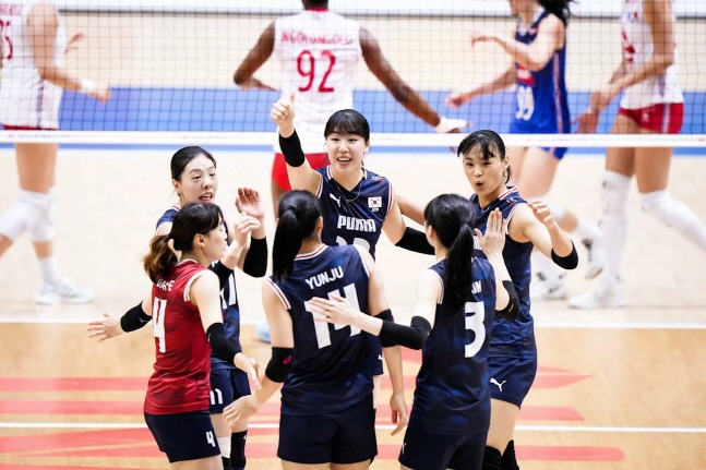 한국 선수들이 득점 후 함께 모여 기뻐하고 있다. /사진=VNL 홈페이지