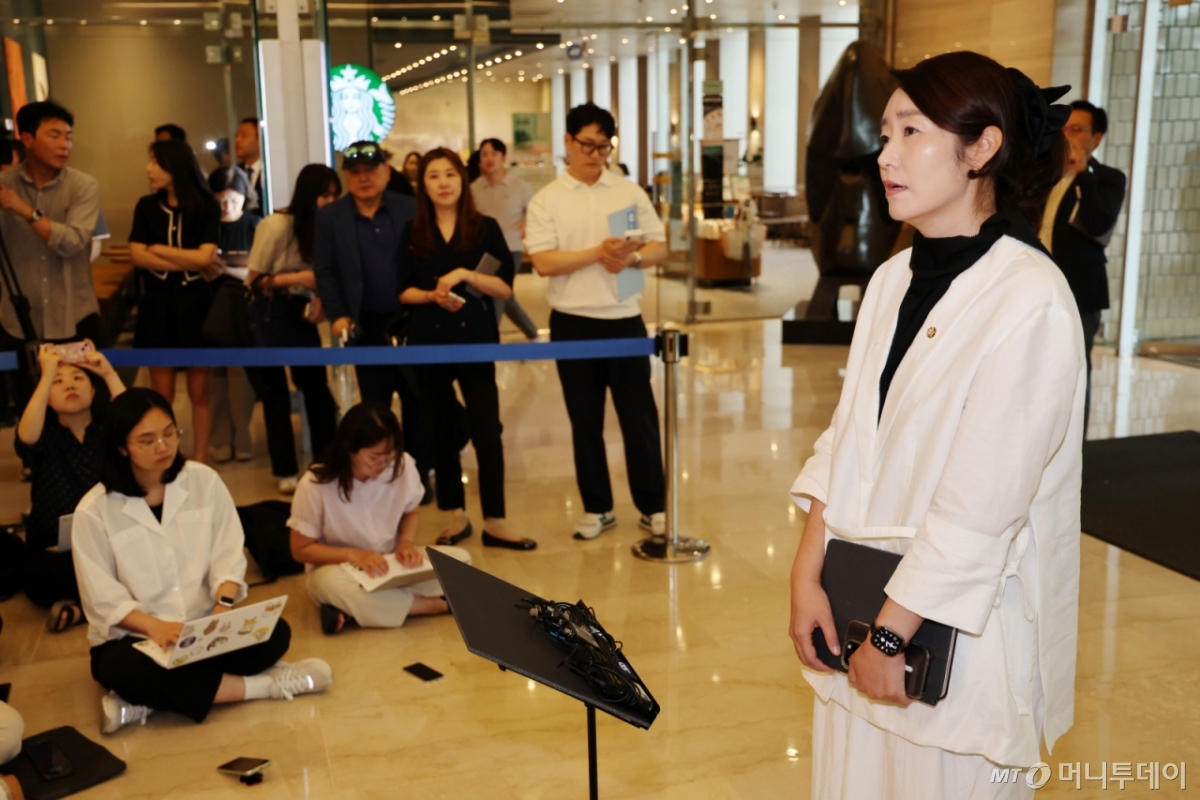 [서울=뉴시스] 강선우 여성가족부 장관 후보자가 26일 오후 서울 종로구 이마빌딩에 마련된 인사청문회 준비 사무실에 출근하며 소감을 말하고 있다. 2025.06.26