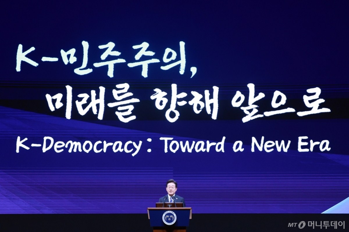[서울=뉴시스] 이재명 대통령이 13일 서울 강남구 코엑스에서 열린 2025 세계정치학회(IPSA) 서울총회 개막식에서 기조연설을 하고 있다. 2025.07.13. 