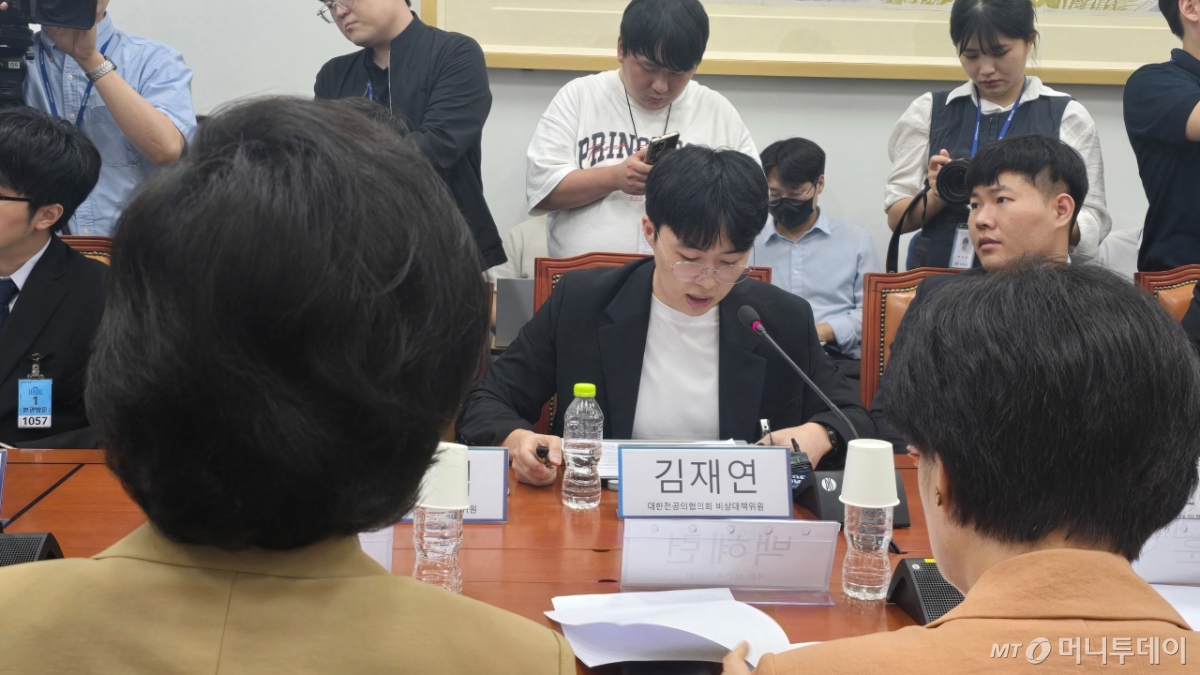 김재연 대한전공의협의회 비상대책위원이 14일 국회에서 열린 '중증·핵심의료 재건을 위한 국회 복지위-전공의 간담회'에서 발언하고 있다. /사진=홍효진 기자