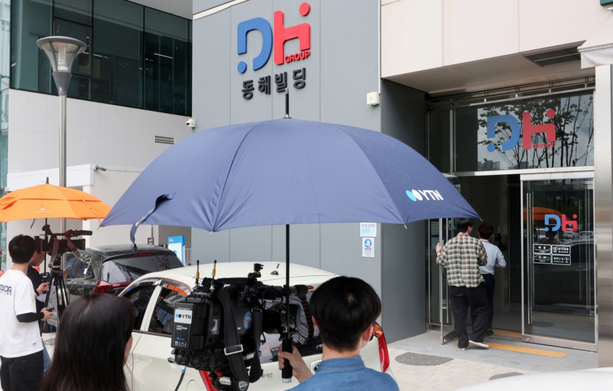[김건희 여사 관련 의혹을 수사하는 민중기 특별검사팀이 양평고속도로 사업 당시 용역을 맡았던 동해종합기술공사 압수수색에 나선 가운데 14일 서울 강동구 동해종합기술공사 고덕 신사옥 앞에 취재진이 대기하고 있다. /사진=뉴시스