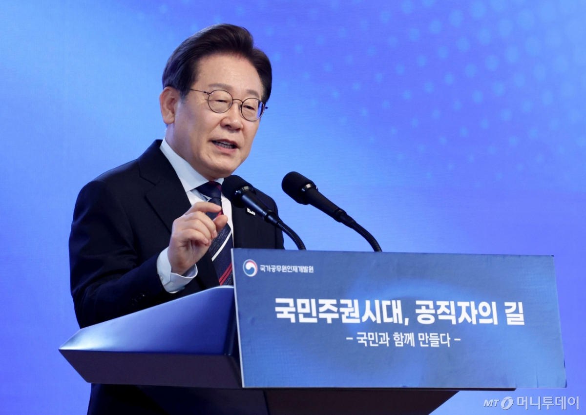 [진천=뉴시스] 최동준 기자 = 이재명 대통령이 14일 충북 진천 국가공무원인재개발원에서 5급 신임관리자과정 교육생에게 특강을 하고 있다. (대통령실통신사진기자단) 2025.07.14. photocdj@newsis.com /사진=최동준