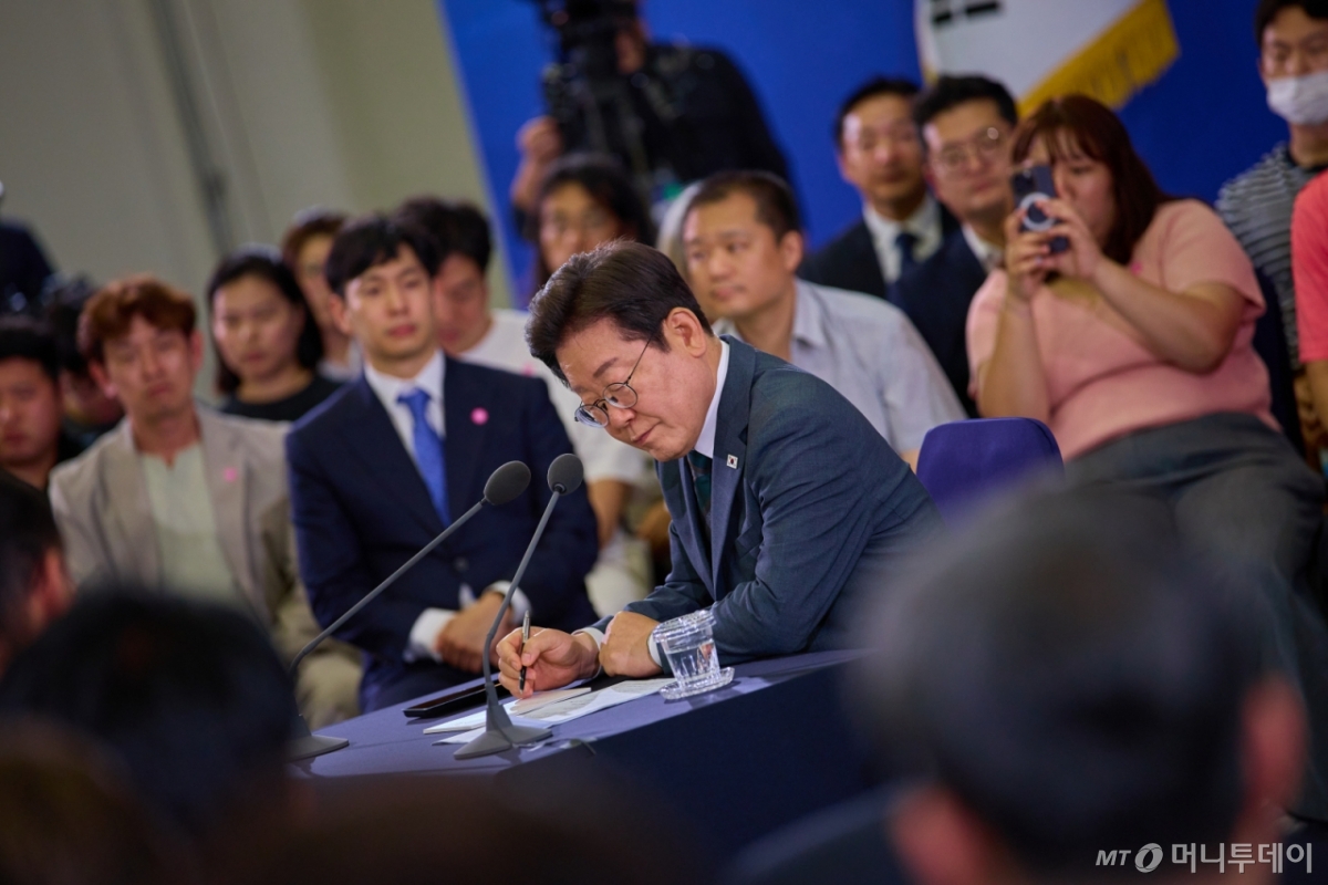 (서울=뉴스1) 허경 기자 = 이재명 대통령이 지난 4일 대전 유성구 대전컨벤션센터에서 열린 ‘충청에서 듣다, 충청 타운홀 미팅’에서 참석자의 질문을 경청하고 있다. (이재명 대통령 SNS. 재판매 및 DB 금지) 2025.7.5/뉴스1  Copyright © 뉴스1. All rights reserved. 무단 전재 및 재배포,  AI학습 이용 금지. /사진=(서울=뉴스1) 허경 기자