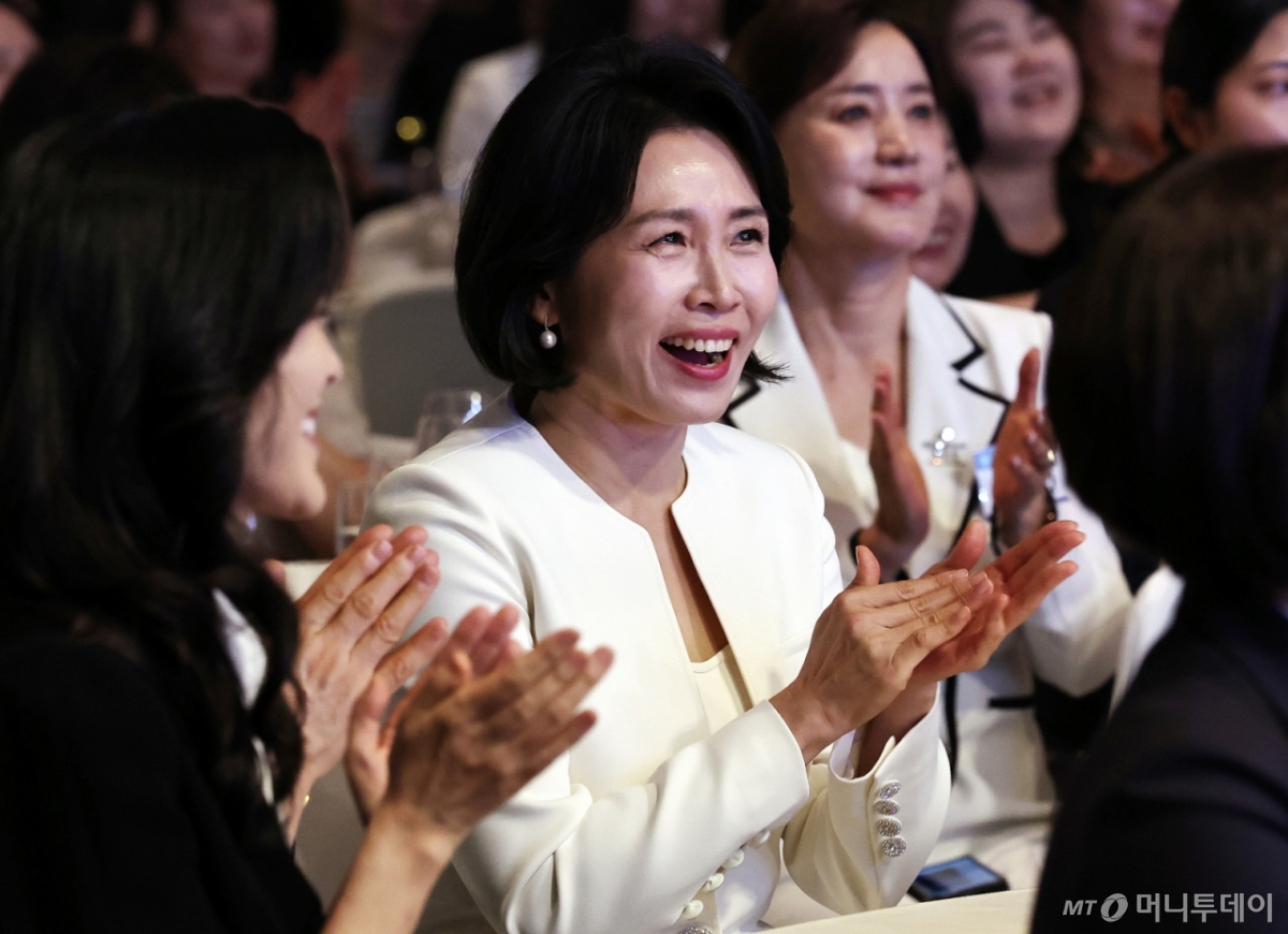 (서울=뉴스1) 구윤성 기자 = 이재명 대통령의 부인 김혜경 여사가 1일 오후 서울 중구 신라호텔에서 열린 '제4회 여성기업주간 개막식'에 참석해 활짝 웃고 있다. 2025.7.1/뉴스1  Copyright © 뉴스1. All rights reserved. 무단 전재 및 재배포,  AI학습 이용 금지. /사진=(서울=뉴스1) 구윤성 기자