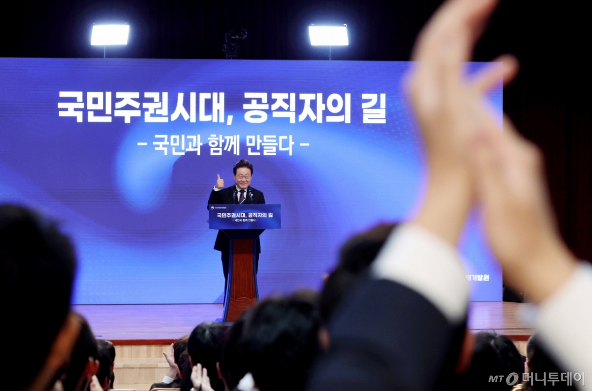 [진천=뉴시스] 최동준 기자 = 이재명 대통령이 14일 충북 진천 국가공무원인재개발원에서 5급 신임관리자과정 교육생에게 특강에 앞서 참석자들 환호에 화답하고 있다. (대통령실통신사진기자단) 2025.07.14. photocdj@newsis.com /사진=최동준