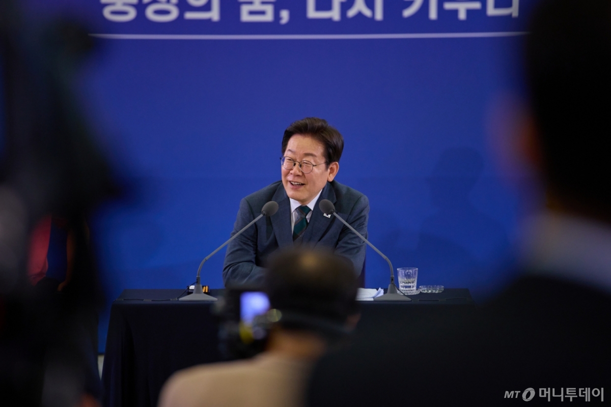 (서울=뉴스1) 이재명 기자 = 이재명 대통령이 4일 대전 유성구 대전컨벤션센터에서 열린 ‘충청에서 듣다, 충청 타운홀 미팅’에서 발언을 하고 있다. (대통령실 제공. 재판매 및 DB 금지) 2025.7.4/뉴스1  Copyright © 뉴스1. All rights reserved. 무단 전재 및 재배포,  AI학습 이용 금지. /사진=(서울=뉴스1) 이재명 기자