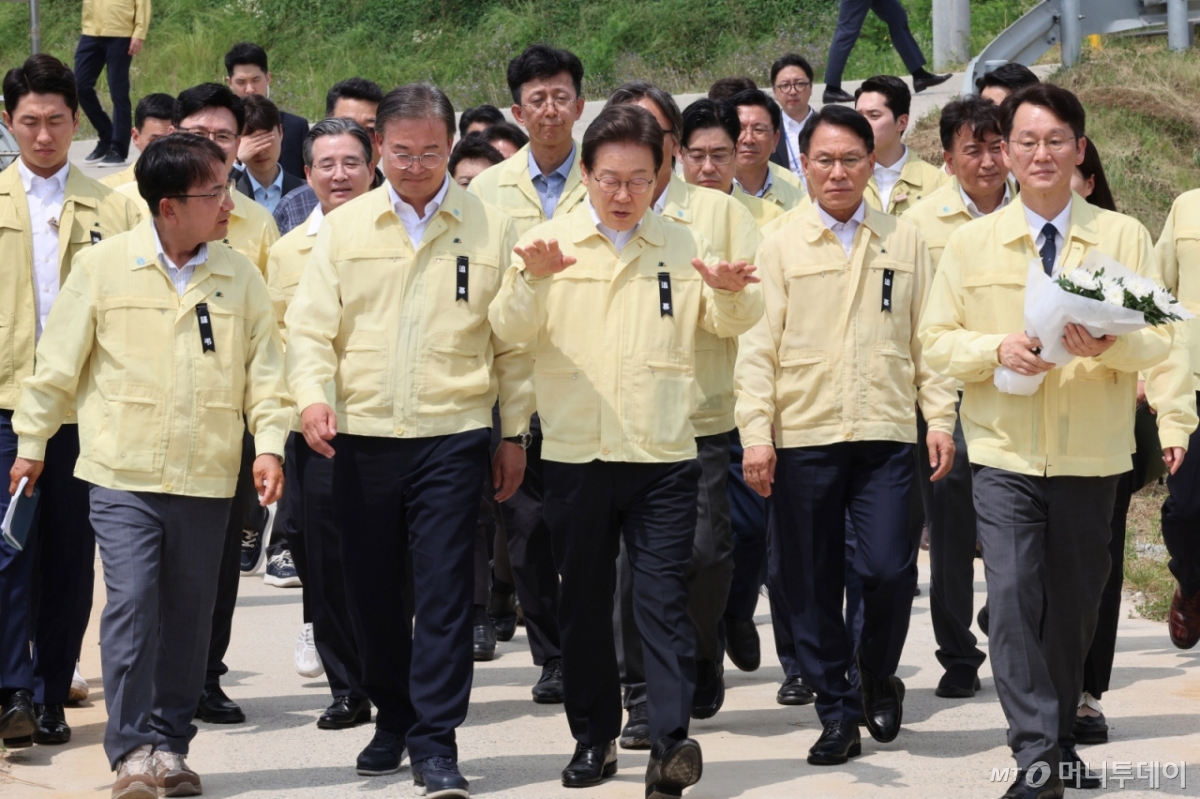 [청주=뉴시스] 고범준 기자 =이재명 대통령이 14일 충북 청주시 흥덕구 오송읍 궁평2지하차도를 방문해 안전시설 현황 점검을 하고 있다.  오송 지하차도 참사는 지난 2023년 7월15일 청주 흥덕구 오송읍 궁평2지하차도가 인근 미호강 범람으로 침수되면서 발생했다. 2025.07.14. bjko@newsis.com /사진=